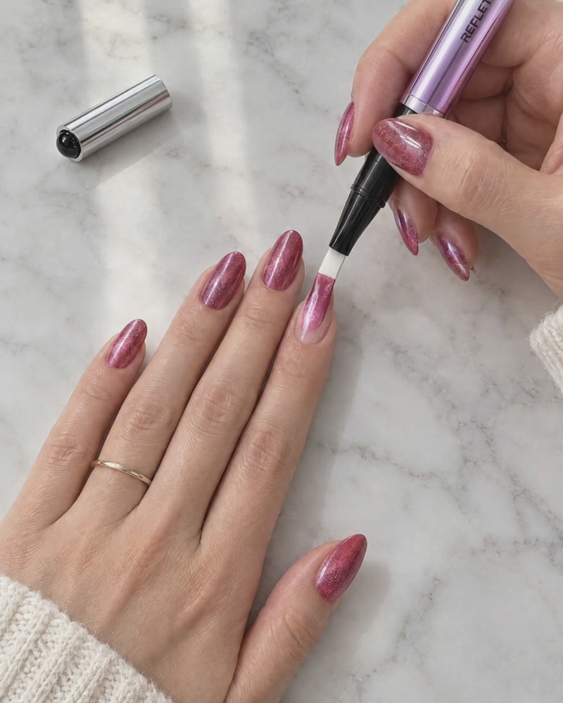 Étape 1 : peindre l’ongle avec le pinceau du stylo REFLETTE